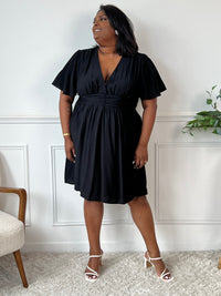 Cette robe courte noire allie confort et élégance grâce à sa taille élastique au dos qui s’adapte parfaitement à votre silhouette. Ses manches courtes et son col en V apportent une touche de fraîcheur, tandis que la doublure en bas assure un tombé fluide et agréable.
