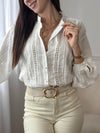 Cette chemise écru séduit par sa délicatesse et son élégance naturelle. Ses détails ajourés, sublimés par une fine broderie, apportent une touche de féminité et de raffinement. Légère et intemporelle, elle se porte aussi bien au quotidien que pour des occasions plus habillées.
