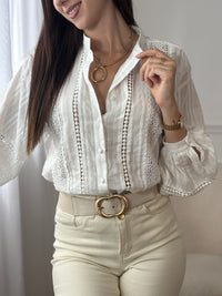 Cette chemise écru séduit par sa délicatesse et son élégance naturelle. Ses détails ajourés, sublimés par une fine broderie, apportent une touche de féminité et de raffinement. Légère et intemporelle, elle se porte aussi bien au quotidien que pour des occasions plus habillées.