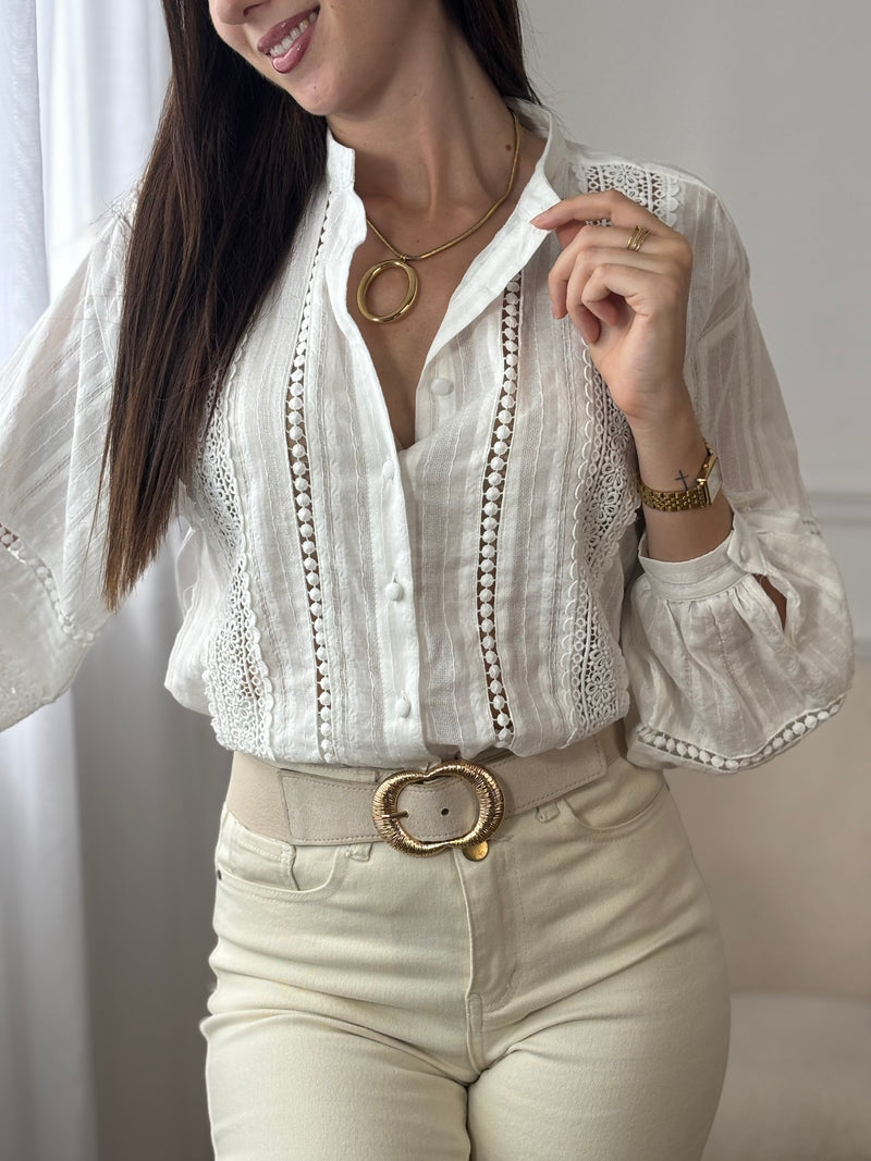 Cette chemise écru séduit par sa délicatesse et son élégance naturelle. Ses détails ajourés, sublimés par une fine broderie, apportent une touche de féminité et de raffinement. Légère et intemporelle, elle se porte aussi bien au quotidien que pour des occasions plus habillées.