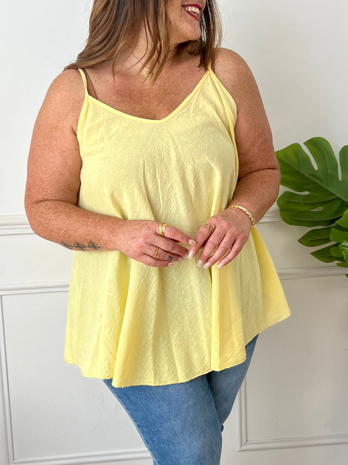 Découvrez la blouse écrue Delora, alliant élégance et confort. Sa coupe ample assure une liberté de mouvement idéale, tandis que ses manches courtes en dentelle apportent une touche délicate et féminine. Le col en V orné de dentelle sublime votre décolleté avec raffinement.