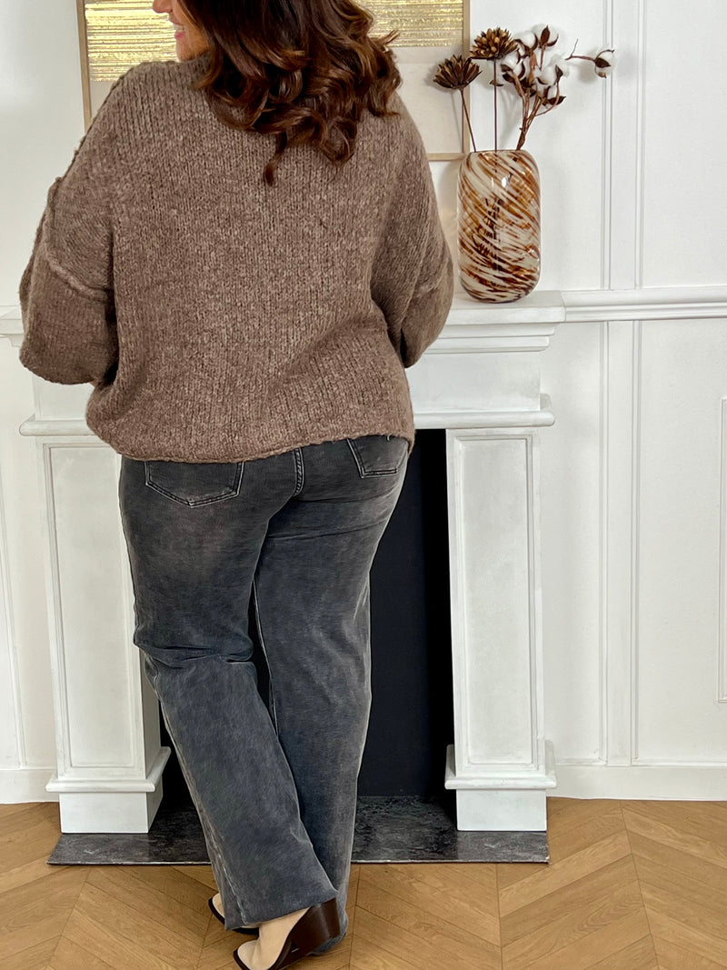 Chaleureux et confortable, ce pull épais en maille marron clair séduit par sa coupe ample et son toucher d’une douceur irrésistible. Facile à porter, il allie style décontracté et cocooning, idéal pour traverser la saison avec élégance et confort.