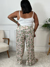 Pantalon Loresa au design élégant et confortable. Ses motifs fleuris sont tendances et il s'accompagne de plis raffinés qui apportent du mouvement à votre silhouette. La taille élastique avec lien de serrage réglable assure un confort optimal tout au long de la journée.
