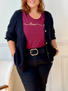 Tee-shirt bordeaux grande taille pour femme, manches courtes et col V élégant. Sa coupe moderne plus longue à l’arrière offre confort et style. Détail chic : inscription dorée "Love". Couleurs tendance bordeaux et doré, idéal pour un look casual et féminin
