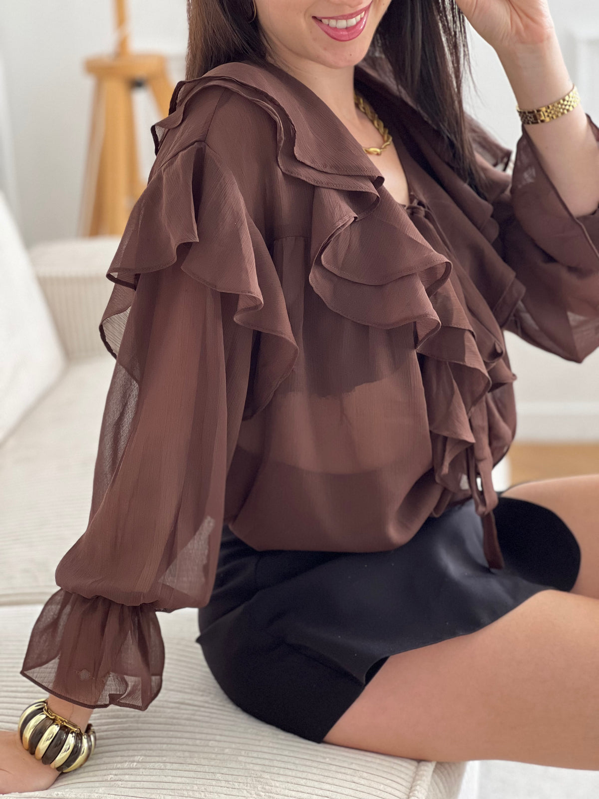 Découvrez la blouse Clelie, une pièce incontournable alliant élégance et confort. Confectionnée en marron riche, elle séduira par ses détails raffinés : col V flatteur, volants délicats aux épaules, manches et col pour une touche romantique.