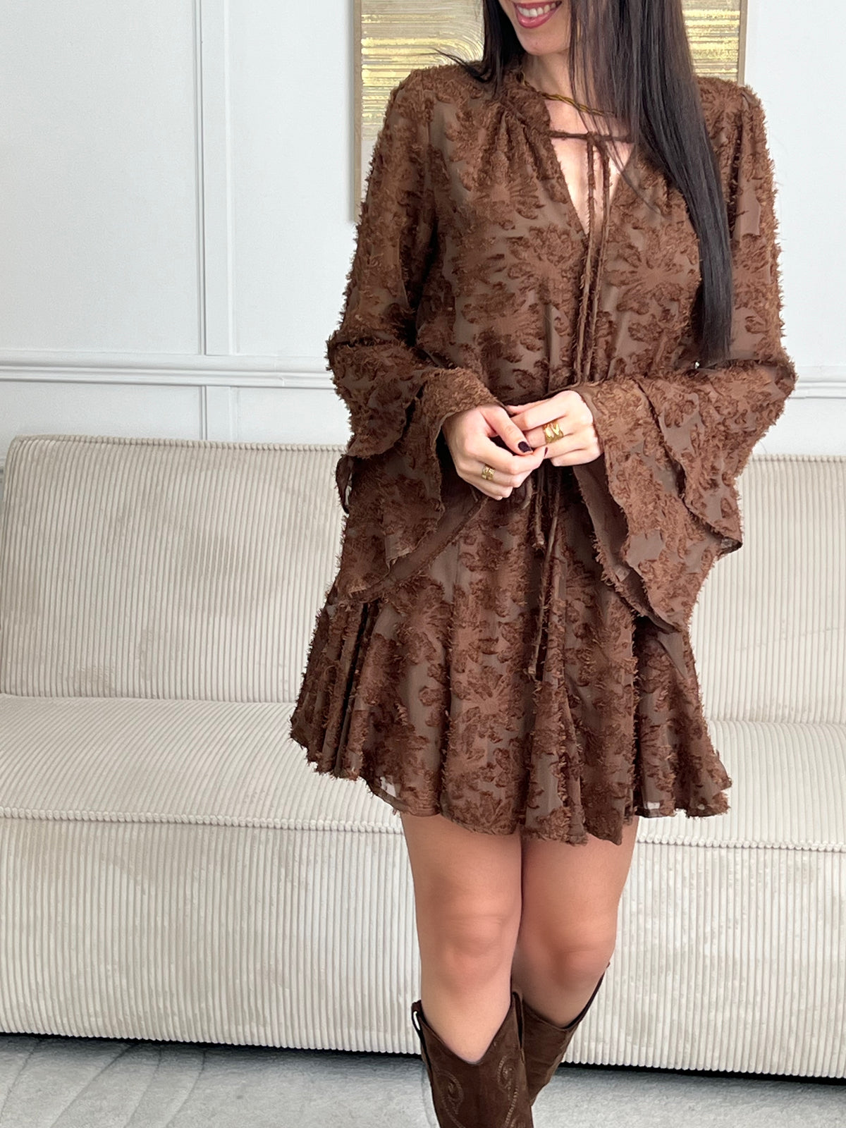 Délicate et féminine, cette robe marron clair séduit par ses volants élégants et son motif en relief au toucher doux. Une pièce pleine de charme, à la fois confortable et raffinée, parfaite pour toutes les occasions.