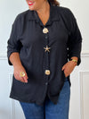 Découvrez la chemise longue noire grande taille Leyla, pensée pour allier confort et élégance. Sa coupe ample assure une liberté de mouvement tandis que ses manches longues et son col classique apportent une touche sophistiquée.