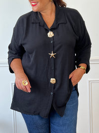 Découvrez la chemise longue noire grande taille Leyla, pensée pour allier confort et élégance. Sa coupe ample assure une liberté de mouvement tandis que ses manches longues et son col classique apportent une touche sophistiquée.