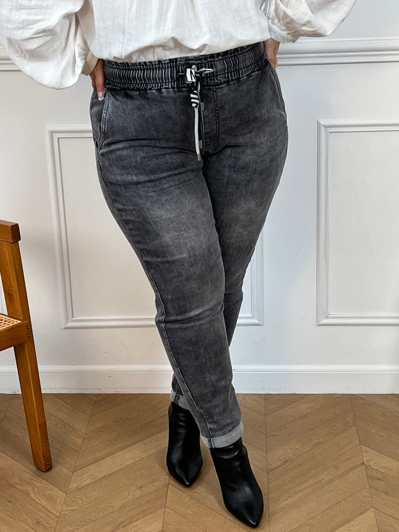 Offrez-vous le confort et le style avec notre jean grande taille. Avec une fermeture à cordon élastique et un look décontracté, vous pourrez profiter d'un ajustement parfait tout en restant tendance. Découvrez la liberté et la féminité avec ce jean en bleu foncé extensible.