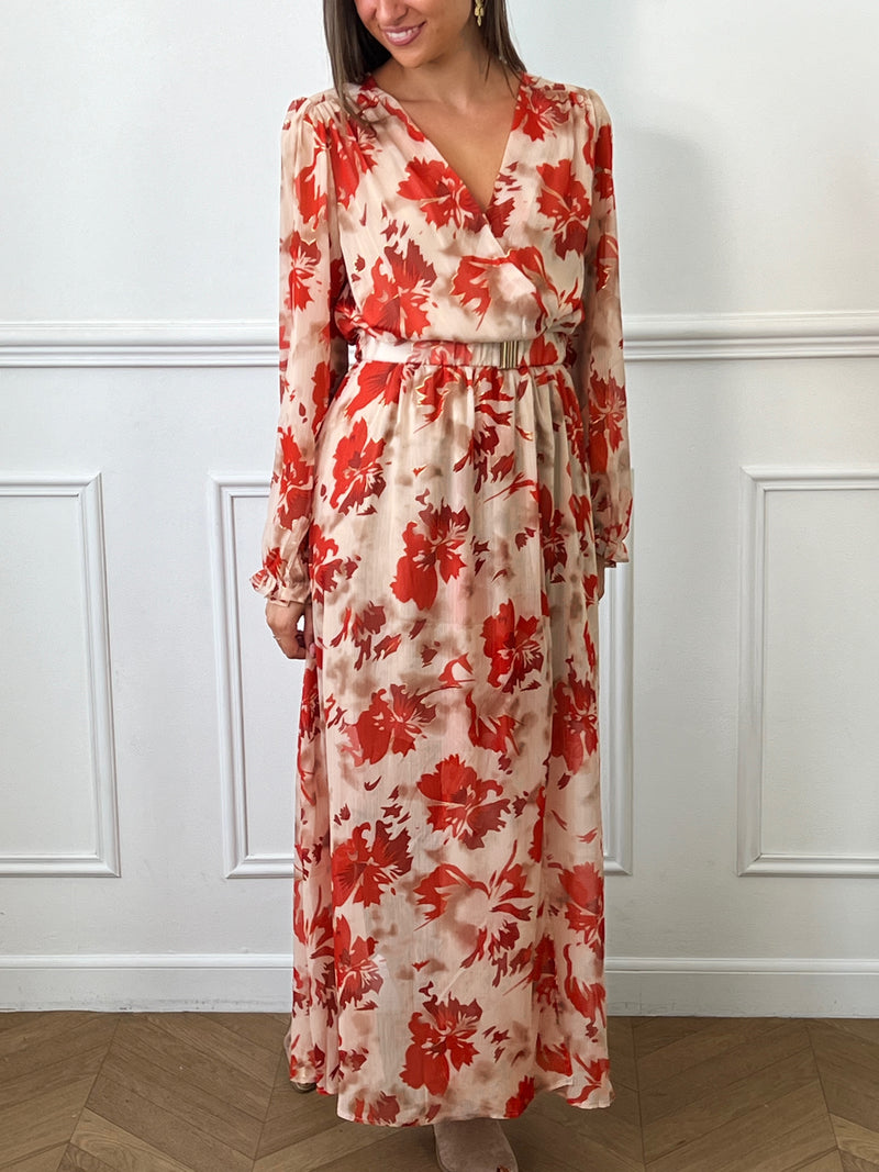 Une robe longue beige, sublimée par des motifs délicats en rouge et doré, qui apportent une touche de sophistication et de raffinement. Sa coupe fluide et élégante crée une silhouette gracieuse, idéale pour les occasions spéciales ou les sorties estivales.