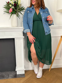 Robe longue plissée vert sapin, élégante et fluide. Son tombé raffiné sublime la silhouette, parfaite pour une allure chic et intemporelle.