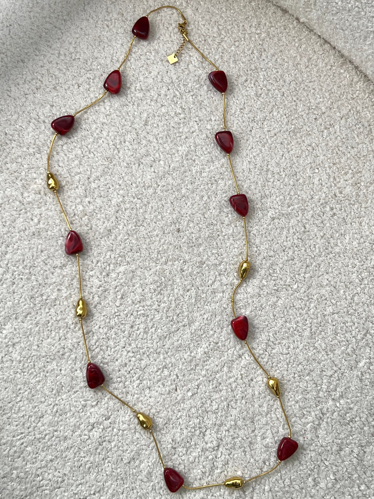 Collier long doré et rouge : Alca