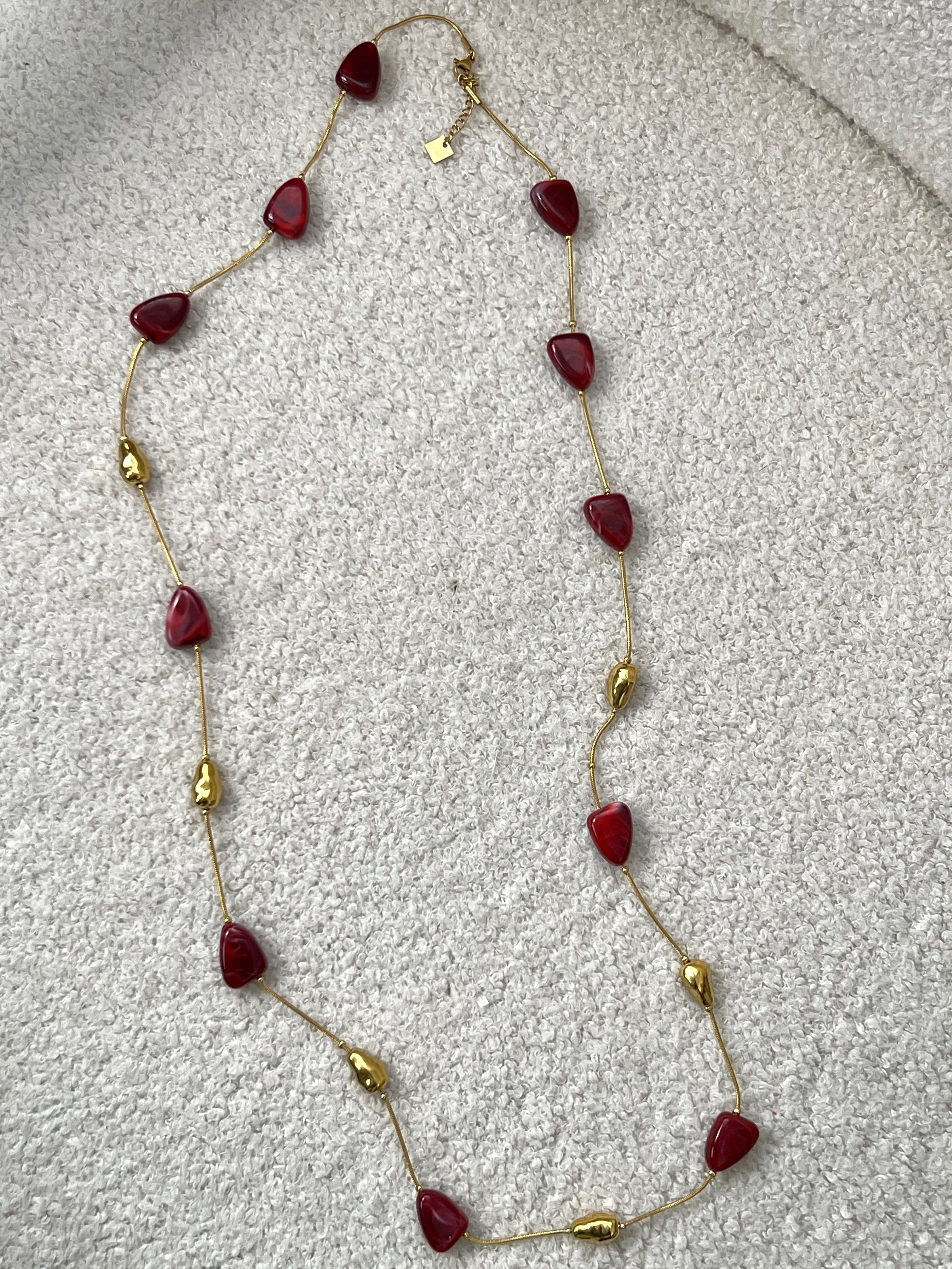 Collier long doré et rouge : Alca – Loïcia