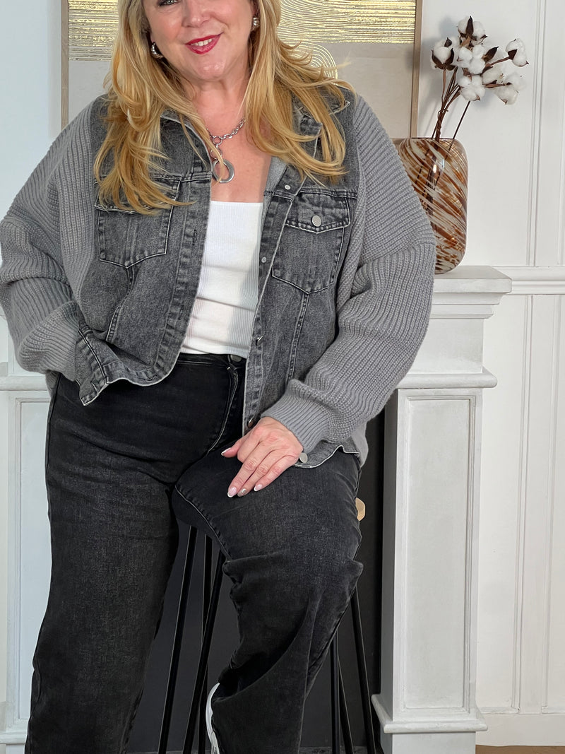 Cette veste grise bi-matière allie l'élégance du jean à la douceur de la maille pour un confort optimal. Dotée d’un col chemise classique, elle se ferme grâce à une rangée de boutons sur le devant et dispose de deux poches avant fermées par boutons, alliant praticité et style.