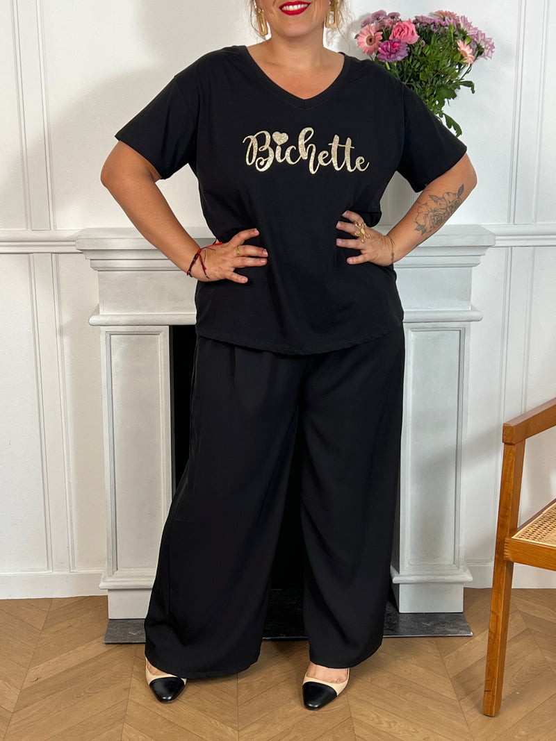 Adoptez le confort avec ce tee-shirt grande taille noir, orné d’une inscription "Bichette" élégante en doré. Ses manches courtes et son col rond offrent une coupe agréable qui s’adapte parfaitement à votre silhouette.&nbsp;
