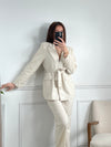 Apportez une touche d'élégance à votre tenue avec le pantalon beige tailleur Salome ! Avec sa coupe droite et ses passants pour ceinture, il épouse vos courbes de manière flatteuse. Ses 2 poches à l'avant et son élastique au dos vous offrent un confort optimal pour éblouir en toute occasion. À porter avec le blazer Salome pour un look parfait