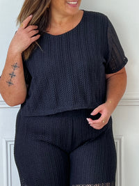 Ce top crochet noir grande taille est un must-have pour toutes les femmes élégantes. Avec son col rond et ses manches courtes, il apporte une touche de féminité à votre tenue. Sa doublure à l'avant vous assure un confort optimal, tandis que son ajouré au dos et aux manches apporte une touche tendance. Idéal pour les occasions spéciales, il se lave à la main pour une durabilité accrue.