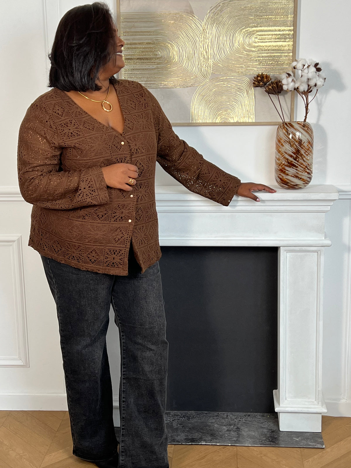 Cette chemise marron en broderie grande taille, modèle Venus, allie élégance et confort. Ses manches longues et son col en V apportent une silhouette flatteuse, tandis que les boutons dorés ajoutent une touche raffinée. Doublée pour plus de douceur, elle met en valeur la délicatesse de la broderie tout en offrant une agréable sensation au porter.