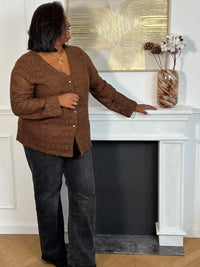 Cette chemise marron en broderie grande taille, modèle Venus, allie élégance et confort. Ses manches longues et son col en V apportent une silhouette flatteuse, tandis que les boutons dorés ajoutent une touche raffinée. Doublée pour plus de douceur, elle met en valeur la délicatesse de la broderie tout en offrant une agréable sensation au porter.