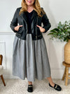 Cette robe longue noire Grande taille : Erena allie style et confort grâce à ses 2 matières. Parfaite pour toutes les occasions, elle vous mettra en valeur tout en vous offrant un confort optimal.&nbsp;