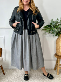 Cette robe longue noire Grande taille : Erena allie style et confort grâce à ses 2 matières. Parfaite pour toutes les occasions, elle vous mettra en valeur tout en vous offrant un confort optimal.&nbsp;