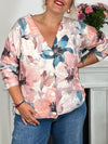 Ce gilet fleuri grande taille Patricia offre une coupe confortable avec ses manches longues et son col en V flatteur. Ses boutons sur toute la longueur facilitent l’enfilage, tandis que le motif floral coloré apporte une touche de gaieté à vos tenues.