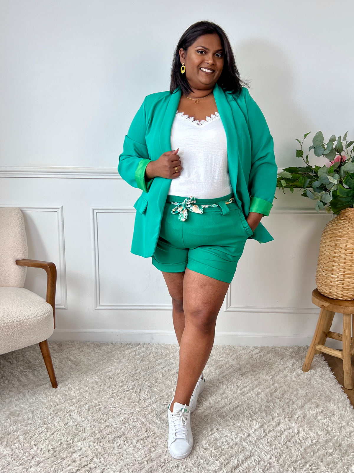 Ce blazer grande taille à la coupe élégante sublime la silhouette avec sa couleur verte éclatante. Doté de manches longues, d’épaulettes structurantes et de deux poches factices sur le devant, il apporte une touche chic à toutes vos tenues. Entièrement doublé, il assure confort et maintien tout au long de la journée.