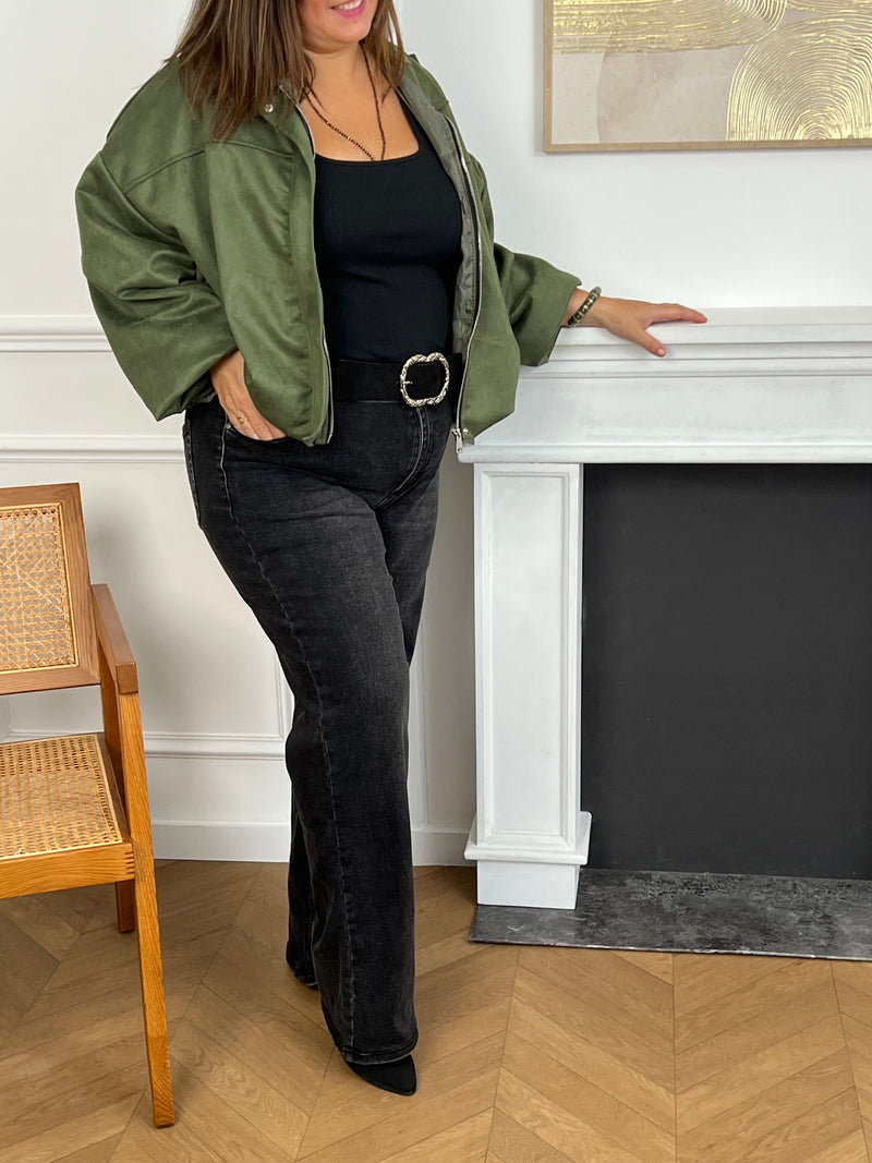 Cette veste courte style bombers se décline dans une teinte kaki et tendance. Avec sa coupe moderne et son esprit casual-chic, elle apporte une touche de caractère à toutes vos tenues. Légère et polyvalente, elle se porte aussi bien au quotidien que pour compléter un look plus travaillé.