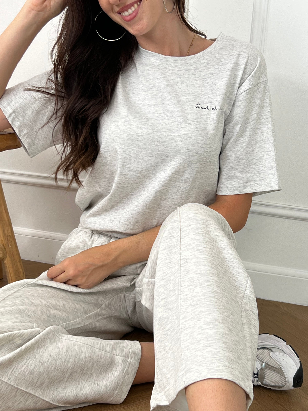 Le jogging gris, ultra confortable avec sa taille élastique. Parfait pour chiller à la maison ou sortir avec style.