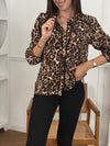Chemise fluide à motif léopard, ajourée sur le devant et aux manches pour une touche élégante et moderne. Son col montant et ses manches longues lui confèrent une allure chic, idéale pour toutes les occasions. Ses nuances de marron, beige et noir s’accordent facilement pour un style à la fois tendance et raffiné.