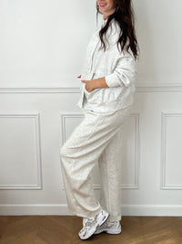 Le jogging gris, ultra confortable avec sa taille élastique. Parfait pour chiller à la maison ou sortir avec style.