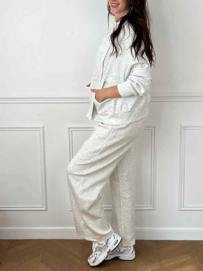 Le jogging gris, ultra confortable avec sa taille élastique. Parfait pour chiller à la maison ou sortir avec style.