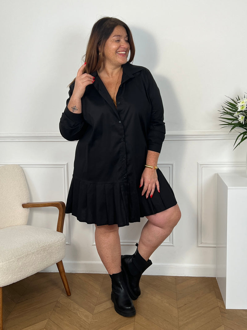 Affirmez votre style avec audace grâce à la robe noire Curve : Valentine. Conçue pour les femmes de grande taille, cette robe courte met en valeur votre silhouette avec son col chemise et ses manches longues. Avec ses boutons tout le long et aux poignets, elle ajoute une touche de raffinement. La touche finale est apportée par ses plis sur le bas, pour un look sensuel et élégant.