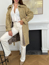 Ajoutez une touche de féminité et de style à votre garde-robe avec notre trench Marlyne en camel. Doté d'une ceinture amovible à la taille et aux manches pour une silhouette flatteuse. Parfait pour toutes les occasions, ce trench est fendu à l'arrière pour un look à la fois chic et pratique.