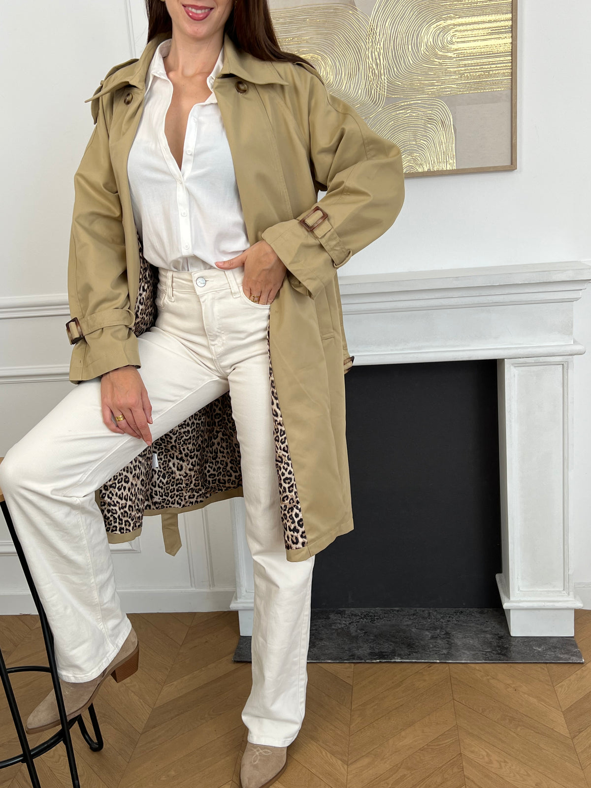 Ajoutez une touche de féminité et de style à votre garde-robe avec notre trench Marlyne en camel. Doté d'une ceinture amovible à la taille et aux manches pour une silhouette flatteuse. Parfait pour toutes les occasions, ce trench est fendu à l'arrière pour un look à la fois chic et pratique.