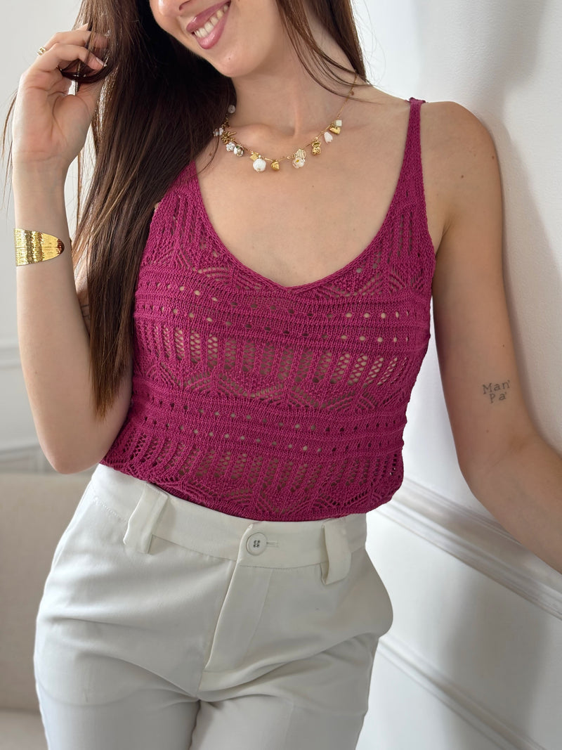 Ce top en crochet mauve Juana, avec son col rond ajouré, allie élégance et légèreté. Sa texture délicate offre un confort agréable tout en apportant une touche bohème à votre tenue. Parfait pour sublimer vos looks estivaux avec douceur et style.