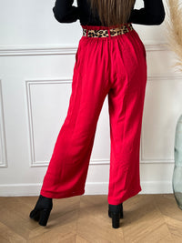 Le pantalon fluide rouge Alanis est un incontournable pour votre garde-robe. Avec une taille haute confortable et élastique au dos, ce pantalon large vous assure un ajustement parfait. La ceinture amovible ajoute une touche de peps à votre tenue.