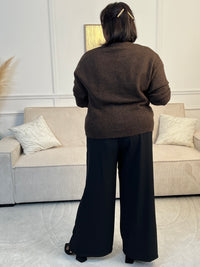 Découvrez notre gilet Amani, la pièce incontournable pour un style élégant et intemporel. Confectionné en marron riche, ce gilet grande taille séduira par ses manches longues et son col V raffiné, sublimé par une broderie festonnée délicate.