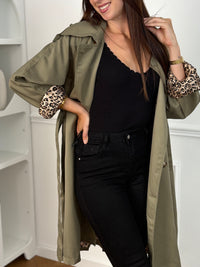 Ajoutez une touche de féminité et de style à votre garde-robe avec notre trench Marlyne en kaki. Doté d'une ceinture amovible à la taille et aux manches pour une silhouette flatteuse. Parfait pour toutes les occasions, ce trench est fendu à l'arrière pour un look à la fois chic et pratique.