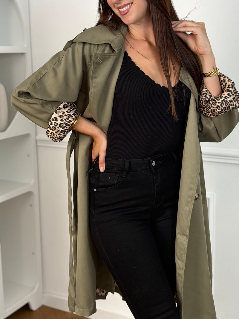 Ajoutez une touche de féminité et de style à votre garde-robe avec notre trench Marlyne en kaki. Doté d'une ceinture amovible à la taille et aux manches pour une silhouette flatteuse. Parfait pour toutes les occasions, ce trench est fendu à l'arrière pour un look à la fois chic et pratique.