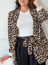 Blazer à motifs léopard pour femme, élégant et tendance. Manches longues avec épaulettes structurées, deux poches factices sur le devant. Doublé pour un tombé parfait. Couleurs modernes : noir, taupe, camel et beige