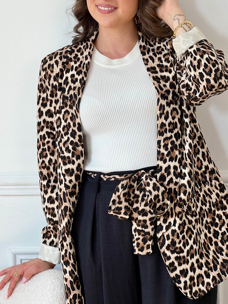 Blazer à motifs léopard pour femme, élégant et tendance. Manches longues avec épaulettes structurées, deux poches factices sur le devant. Doublé pour un tombé parfait. Couleurs modernes : noir, taupe, camel et beige