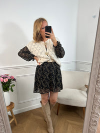 La robe courte Timy offre confort et élégance avec ses manches longues, son col cache-cœur et sa ceinture amovible. Ses motifs floraux en noir et beige donnent une touche élégante et féminine à cette pièce facile à porter au quotidien ou pour des occasions spéciales.