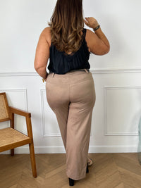 Découvrez notre pantalon taupe grande taille pour femme, le Wiliam ! Avec sa coupe droite, il vous assure confort et élégance. Le dos élastique et la ceinture amovible vous offrent un ajustement parfait. Profitez également de 2 poches pratiques à l'avant. Optez pour cette couleur taupe intemporelle !