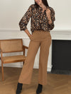 Affichez une allure sophistiquée avec notre pantalon cintré camel. Une coupe élégante et intemporelle pour un style chic en toutes occasions.