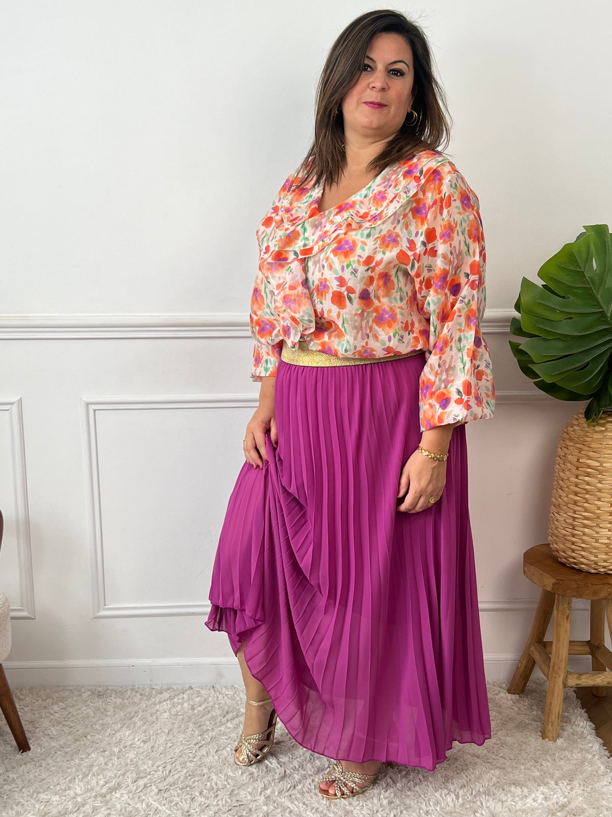 La jupe violette plissée de grande taille incarne une élégance intemporelle. Avec sa coupe longue et plissée, elle offre une silhouette flatteuse et tendance. Cette pièce allie style et confort, créant une tenue sophistiquée et moderne pour les femmes de grande taille.