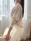 Délicat et élégant, ce pull taupe se distingue par ses détails en broderie écru, subtilement placés au col et le long de la patte de boutonnage. Une touche raffinée qui apporte charme et authenticité à cette pièce intemporelle.