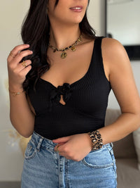 Ce body noir décolleté est parfait pour les femmes. Avec son col en V, il apporte une touche élégante et sensuelle. Le lien qui noue le décolleté ajoute une touche de charme. Sans manches, il est idéal pour les sorties en soirée. Ajoutez un peu de noir à votre garde-robe avec le body Louve !