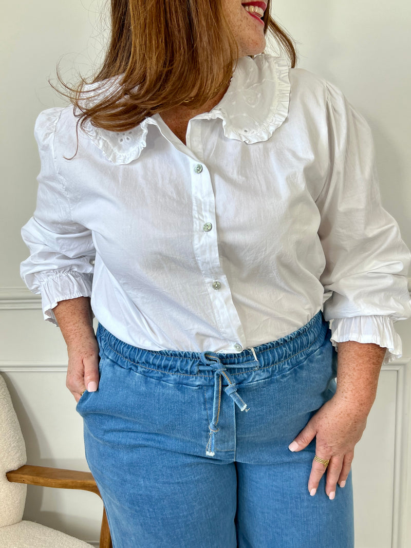 Apportez une touche d'élégance à votre garde-robe avec notre chemise écrue grande taille pour femme. Avec son col claudine en broderie, elle est parfaite pour toutes les occasions.&nbsp;