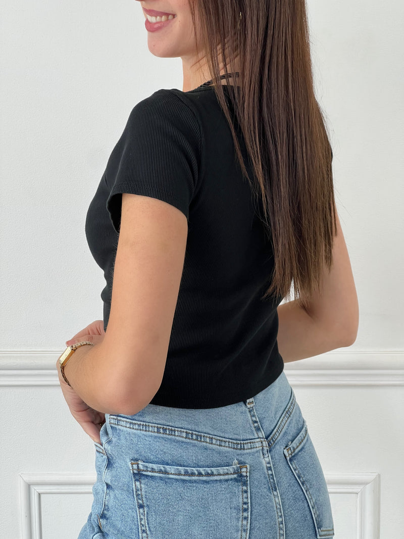 Un top noir intemporel, d'une simplicité élégante et polyvalente, idéal pour compléter n'importe quelle tenue avec style et décontraction. Sa couleur neutre s'harmonise parfaitement avec une variété de looks.